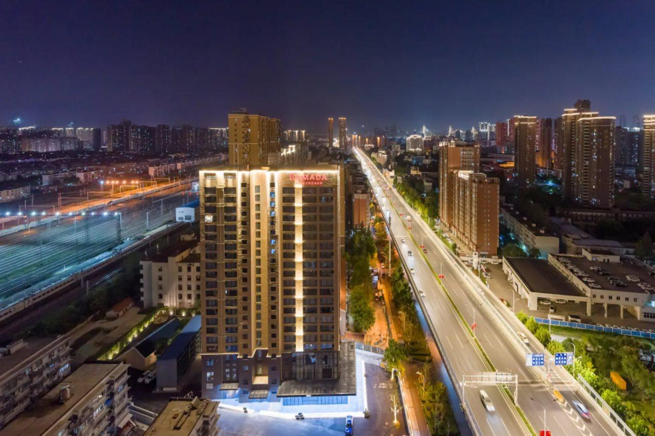 Ramada By Wyndham Wuhan Hankou Екстериор снимка